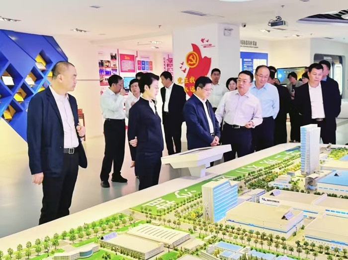 2024年10月17日，国家药品监督管理局副局长雷平同志、山东省副省长王桂英、山东省药品监督管理局局长李涛一行，在青岛市相关部门领导陪同下莅临k8凯发天生赢家药业调研指导。